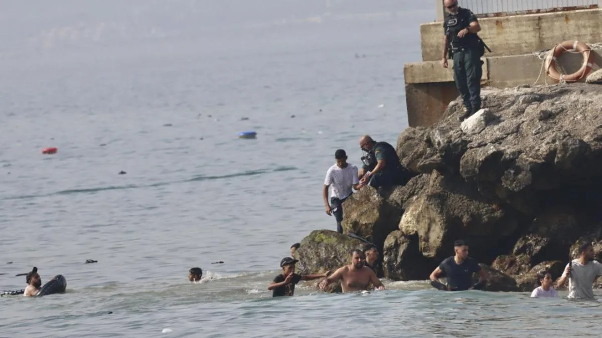Thousands of young Moroccans head to the border with Ceuta to cross the fence