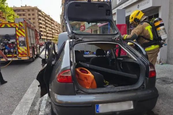Three seriously injured and two lightly injured in a car explosion on a street in Lleida