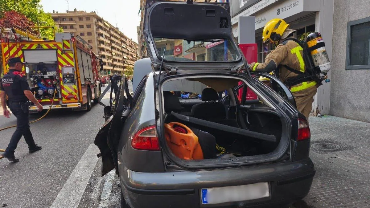 Three seriously injured and two lightly injured in a car explosion on a street in Lleida
