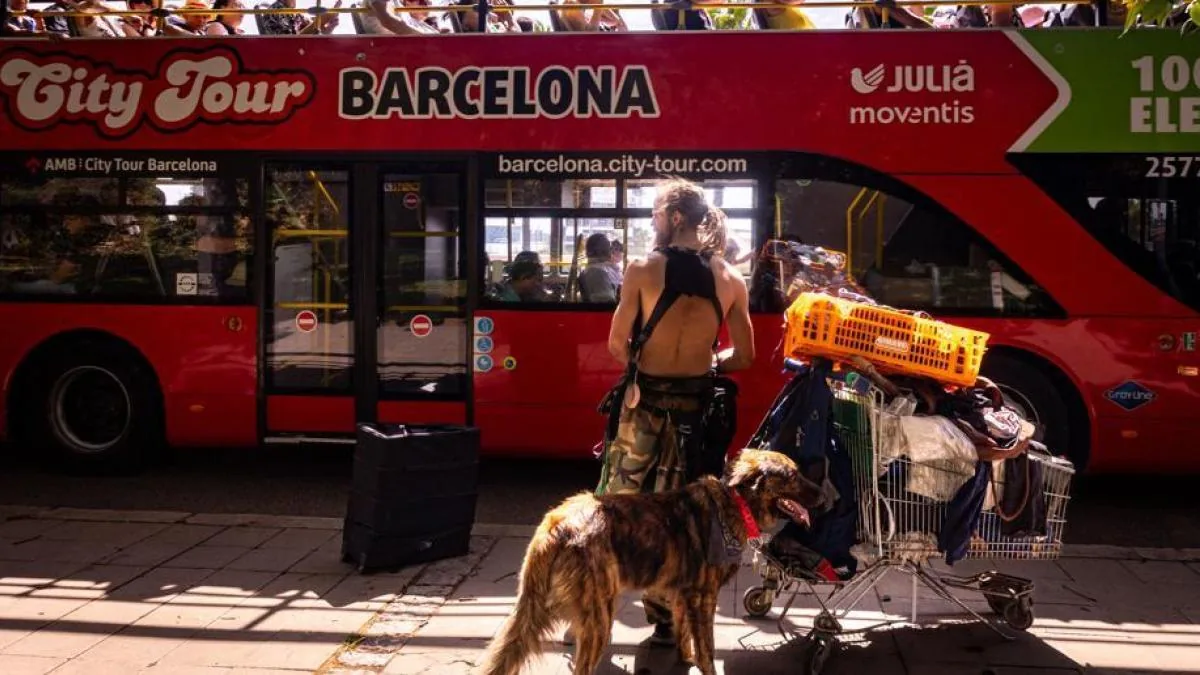 Barcelona dismantles the drug addicts' camp on Montjuïc mountain