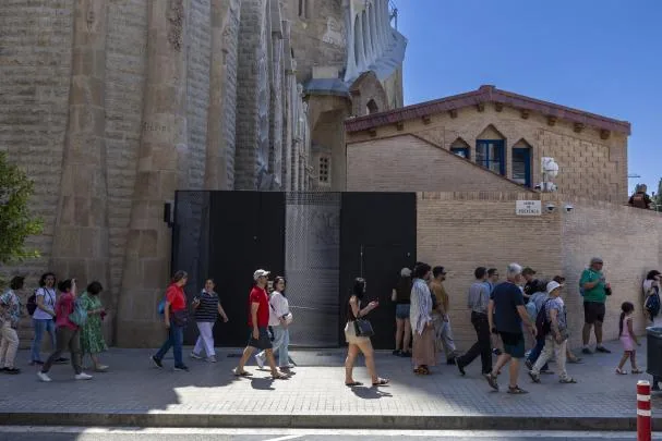 The new entrance to the sacristy and offices, on Provença street 