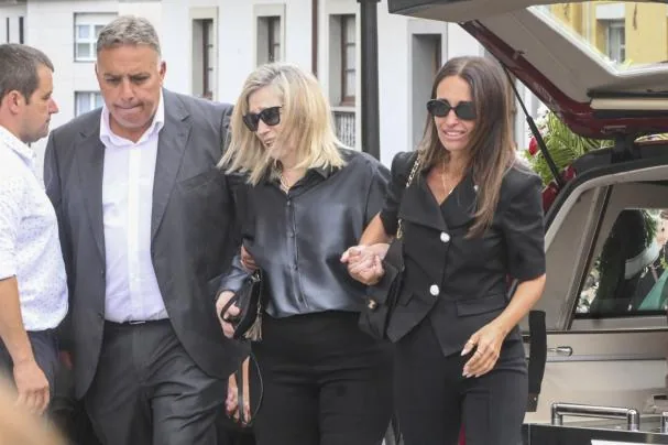 Paula Echevarría cries over the death of her father at his funeral, in Candás, alongside her mother and her daughter Daniella