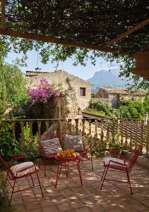 La terraza con vistas a la sierra de Tramontana de la casa de la galerista Marta Moriarty, otra de las villas que aparecen en el libro