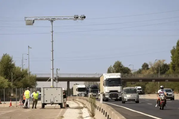 Some new AI radars will catch drivers using their phones while driving