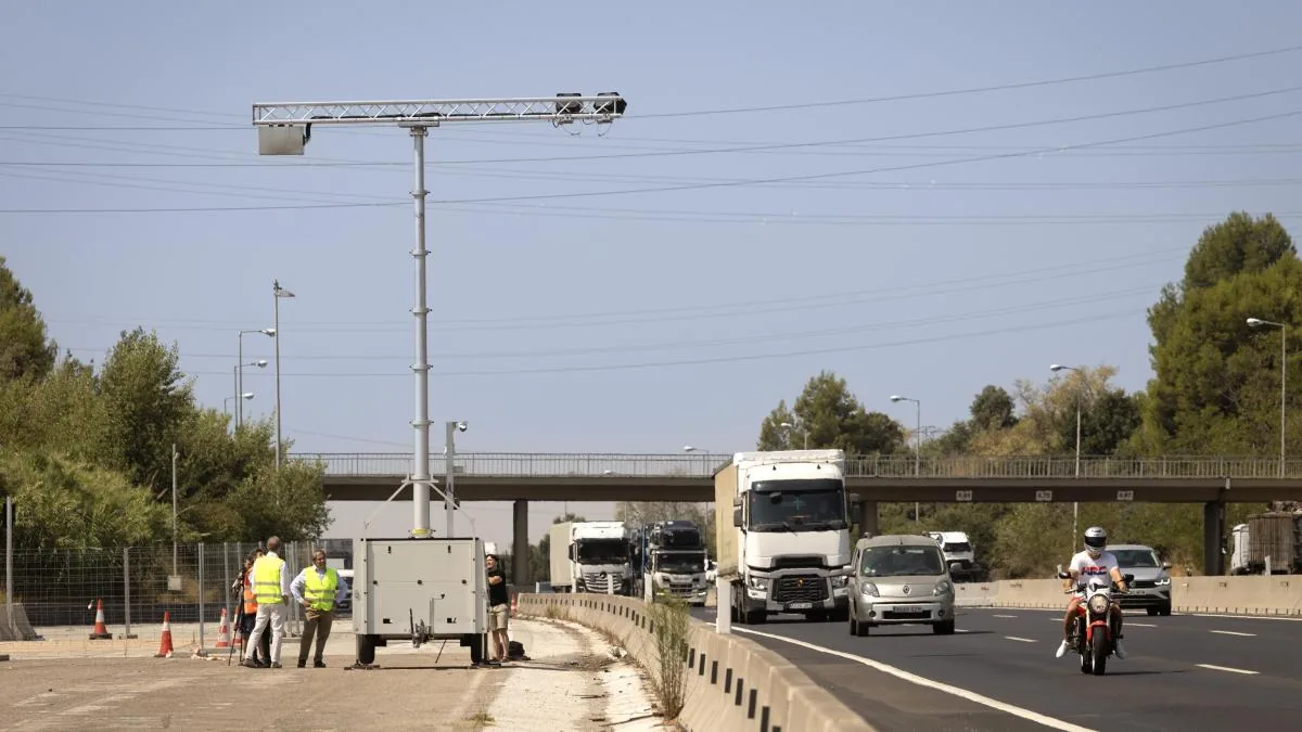 Some new AI radars will catch drivers using their phones while driving