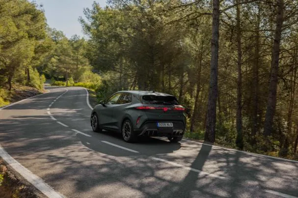 El ADN deportivo de CUPRA se refleja en elementos de diseño como un prominente difusor y efectos de luz 3D generados por unos pilotos con tira luminosa “coast-to-coast”.