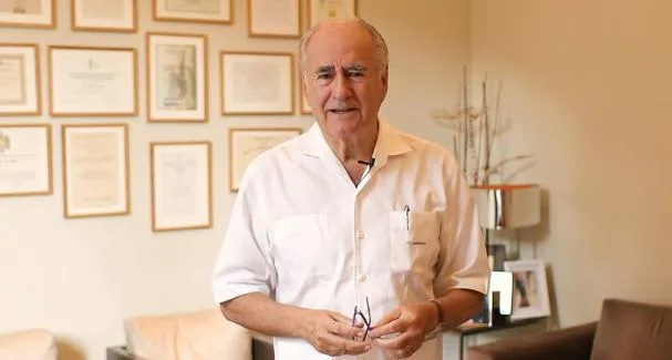 El doctor Javier de Benito en su consulta