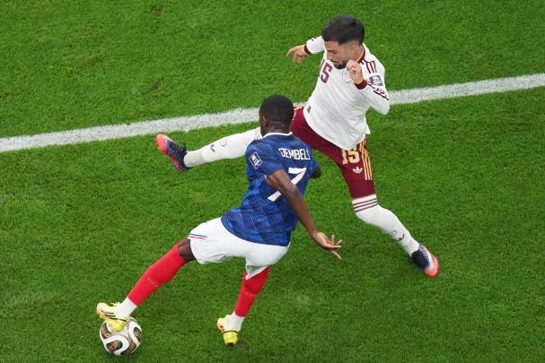 Ousmane Dembélé tries to shake off the pressure from Álex Baena