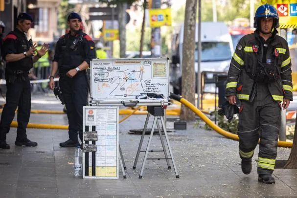 Bomberos y Mossos, en la zona cero de la obra del metro de Sants
