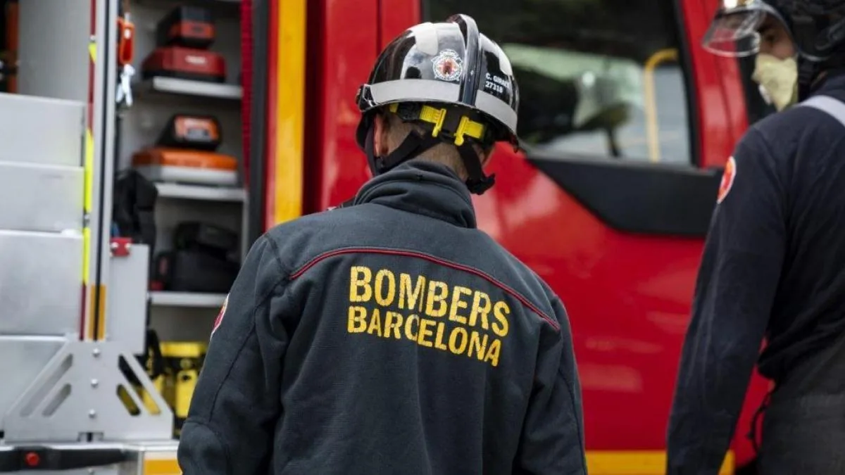 A 60-year-old man dies after falling from a fourth floor while fleeing the flames