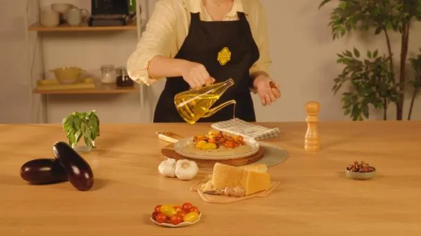 El toque final: un chorrito de aceite de oliva virgen extra para realzar todos los sabores de este dip cremoso de queso Grana Padano DOP