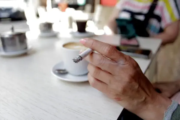 Anti-smoking law: No cigarettes or vapers on terraces, pools, university campuses, and outdoor concerts