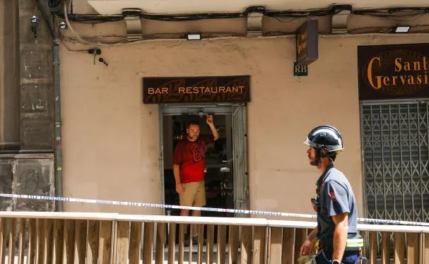 Miguel Santamarta, en la puerta de su restaurante