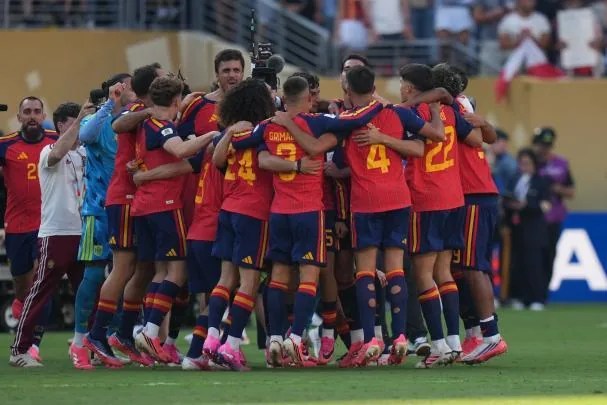 The Spanish national team celebrates the victory in the World Cup final against Argentina 