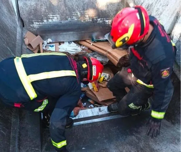 Los bomberos han sacado a la mujer.