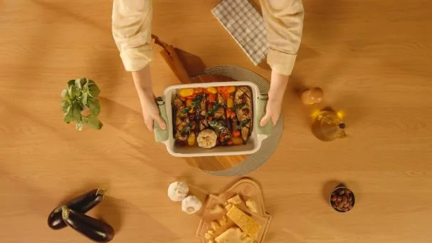 Berenjena, tomates y aceitunas recién asados: la base de una receta llena de sabor que tiene al queso Grana Padano DOP como protagonista