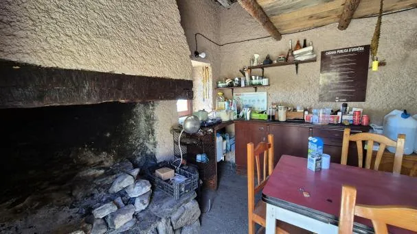 Interior de la cabaña de Uishèra 