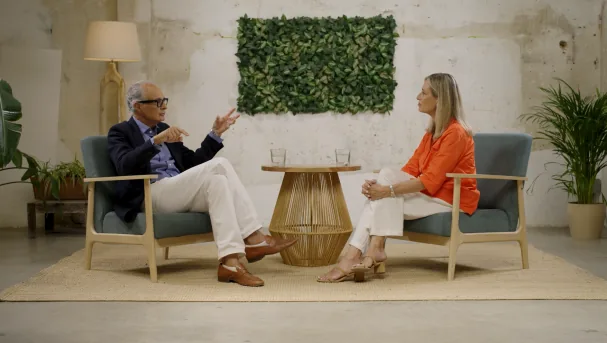 La periodista Elisenda Camps y el Doctor Manuel J. Castillo, catedrático de Fisiología Médica y experto en longevidad charlan en el videopódcast ‘Vivir más y mejor’ de Adeslas