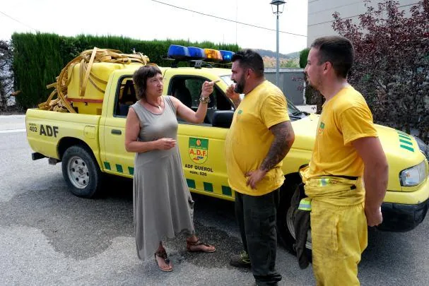 The mayor of Querol with two ADF volunteers from the municipality