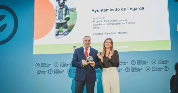 The mayor of Legarda (Navarra), Silvestre Belzunegui, and the Minister of Ecological Transition and Demographic Challenge, Sara Aagesen