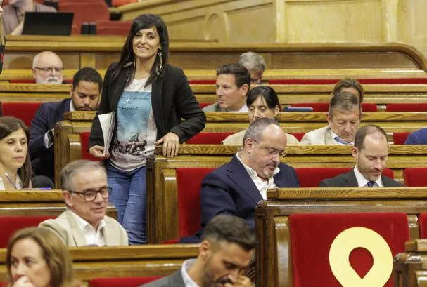 Orriols entre diputados de Vox, PP y ERC, y un lazo por Puigdemont<br>