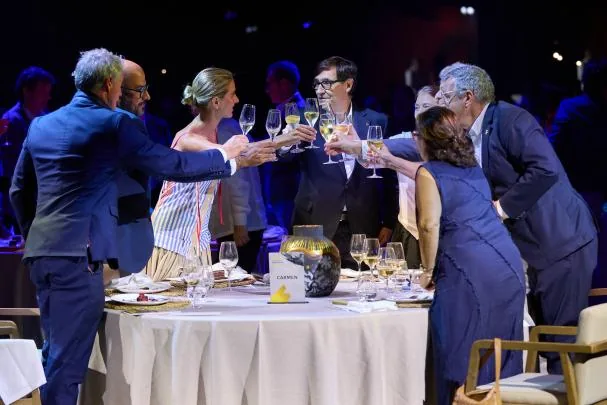 Julia Reger suqué toasts with Salvador Illa at the table dedicated to Bizet's 'Carmen'