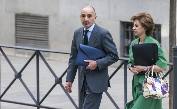 Julio Martínez acompañado por su abogada María Dolores Márquez del Prado 