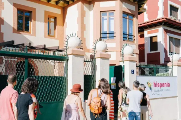 The garden city that València imagined: a walk through the iconic “journalists' chalets”
