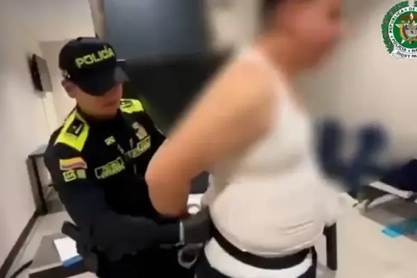 Arrested a fake pilot traveling to Barcelona for carrying ten kilos of cocaine hidden in his body