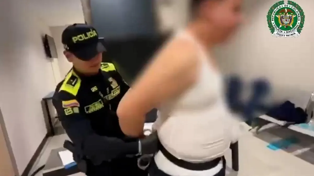 Arrested a fake pilot traveling to Barcelona for carrying ten kilos of cocaine hidden in his body
