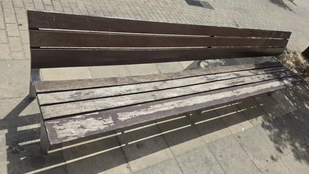 Estado en que se encuentran los bancos de la call del Cos en Mataró .