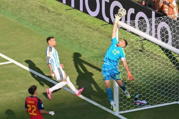 Unai Simon durante la final del Mundial.
