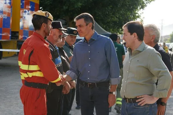 Pedro Sánchez, con el presidente de la Junta de Castilla y León, Alfonso Fernández Mañueco (d), a su llegada al Puesto de Mando Avanzado instalado en Navaluenga (Ávila).  EFE/Raúl Sanchidrián