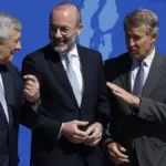 Feijóo accuses Sánchez of being "authoritarian" and warns of a "weakened democracy" in Spain before international leaders