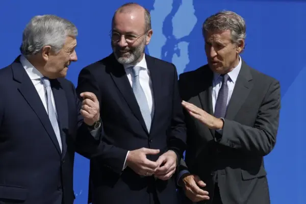 Feijóo accuses Sánchez of being "authoritarian" and warns of a "weakened democracy" in Spain before international leaders