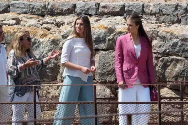 The god Escolapio protects the walk of Leonor and Sofía through the ruins of Empúries