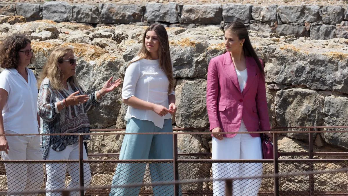 The god Escolapio protects the walk of Leonor and Sofía through the ruins of Empúries