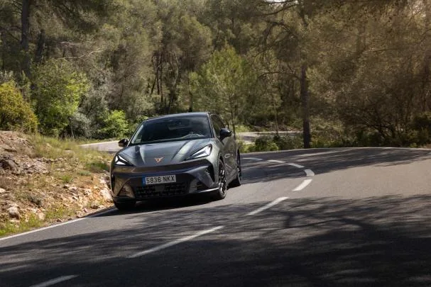 Mediante CUPRA FLEX, la marca española ofrece una oferta comercial que permite disfrutar del nuevo CUPRA Raval desde 200 euros mensuales.