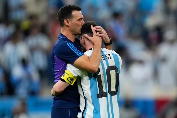 From Lionel to Lionel: Scaloni kisses Messi during the World Cup