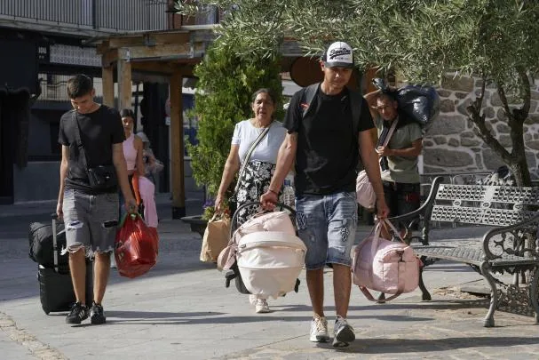 The residents of Burgohondo return to their homes after five days staying at the National Police School, in the capital of Ávila