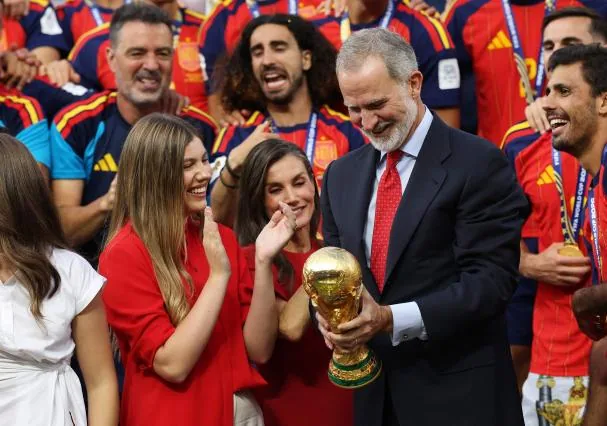 The King holds the champions' cup, alongside Queen Letizia and Infanta Sofía 