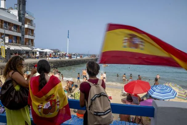 Bathers this Sunday on Corralejo beach, Fuerteventura
