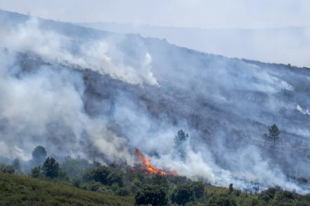 García-Page se mostró por primera vez algo “optimista” sobre la evolución del fuego 