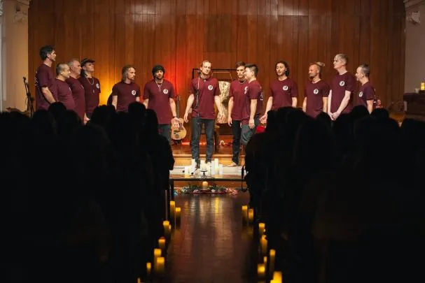More than 60 voices offer musical shows and spectacular choreographies