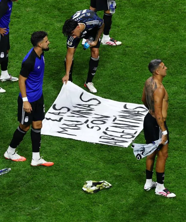 Los jugadores exhiben una pancarta relacionada con las Islas Malvinas tras el partido de Argentina