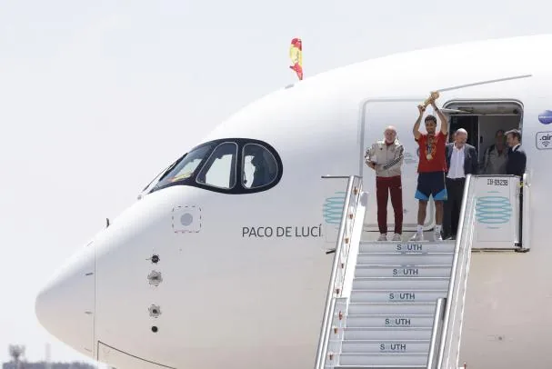 Rodri, junto a Luis de la Fuente y Rafael Louzán ofreciendo la Copa del Mundo 