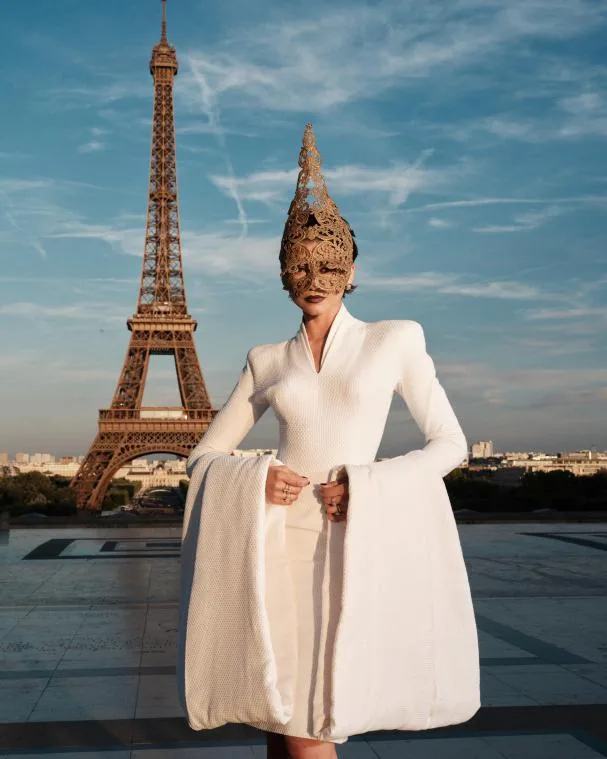 Zendaya con un impresionante máscara de Philip Treacy 