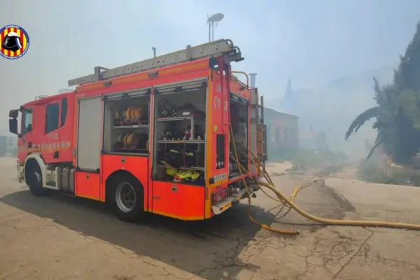 A person dies in the Manises fire, already stabilized by firefighters