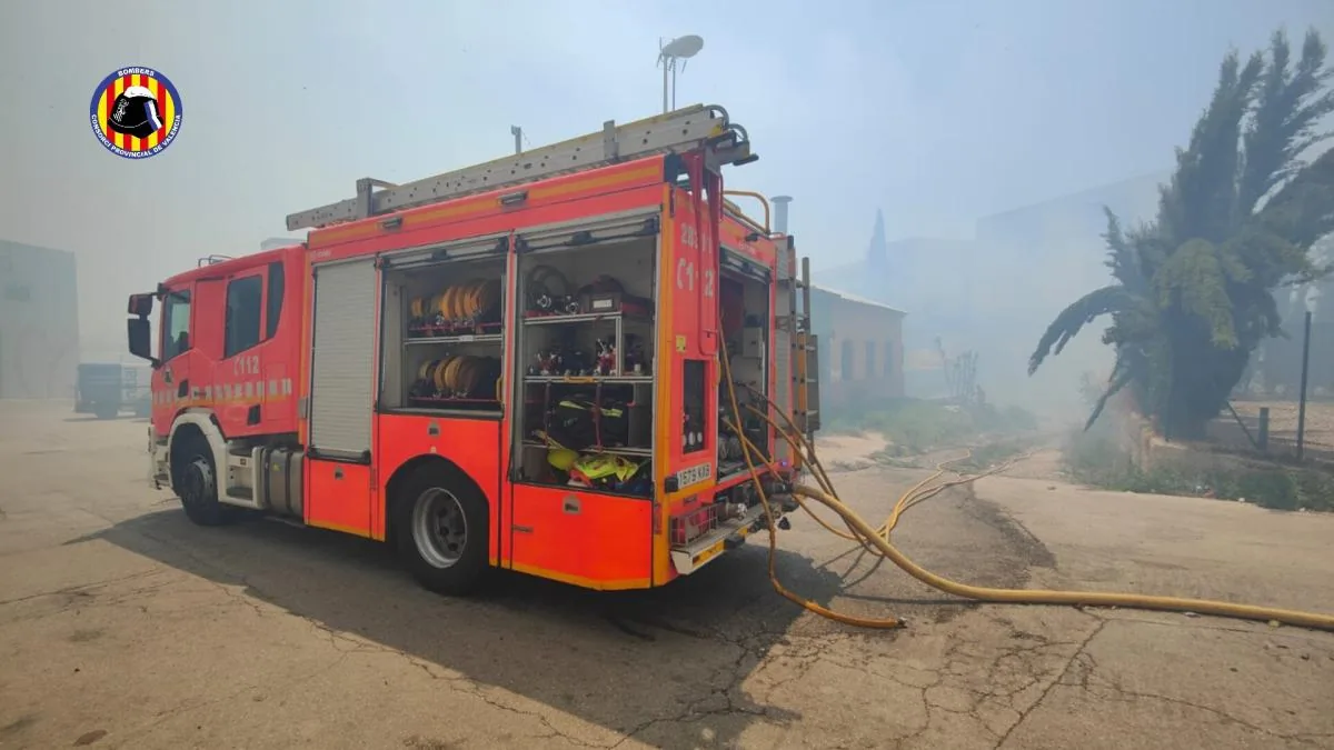 A person dies in the Manises fire, already stabilized by firefighters