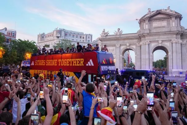 The bus that transported the Spanish national team, near Plaza de Cibeles 